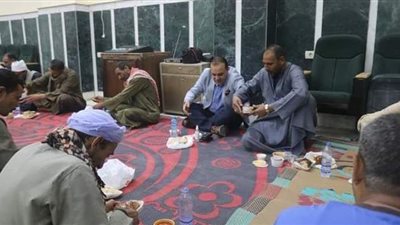 رئيس مدينة ملوى يشارك عمال النظافة حفل إفطار جماعي