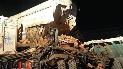 لقطات جديدة من حادث تصادم قطار بسيارة نقل في السويس | صور