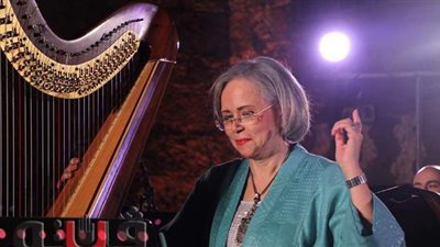 منال محيي الدين تتألق بعزف 