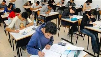 طلاب أولى وثانية ثانوي يؤدون آخر امتحانات نهاية العام.. اليوم