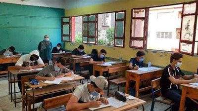 طلاب أولى ثانوي يؤدون الامتحان المجمع في مادتين ورقيا