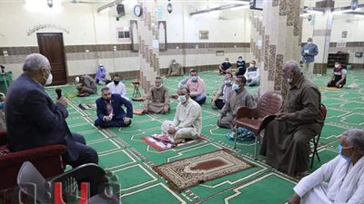 محافظ الوادي الجديد يلتقي أهالي حي مطلة بالخارجة