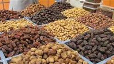 إعدام 3 أطنان تمور وسوبيا فاسدة داخل محل بالقاهرة