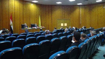 رئيس جامعة المنيا يشدد على التباعد الاجتماعي بقاعات التدريس