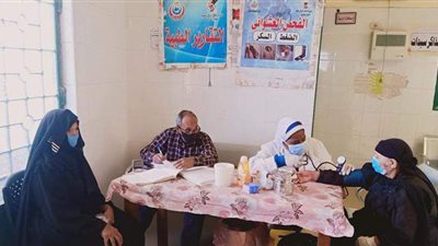 فحص 1310 حالات خلال القافلة الطبية بالمنيا