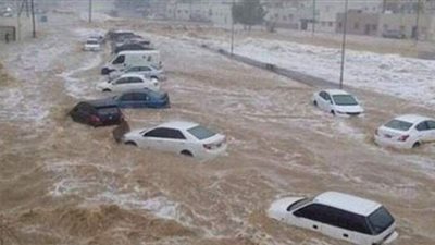 أمطار رعدية في مكة والسيول تداهم الطرق وتحاصر المركبات | فيديو