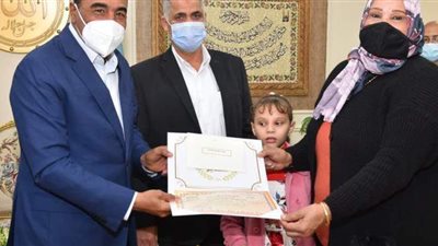 محافظ مطروح يكرم الأمهات المثاليات | صور