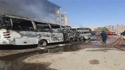 تفحم 11 سيارة وأتوبيسا في حريق بجراج للعربات الخردة بشبرا | صور