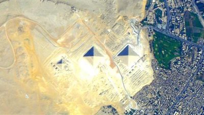 السفارة الأمريكية تنشر صورة التقطتها عدسات ناسا لأهرامات الجيزة