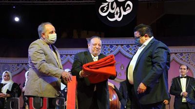 أحمد الكحلاوي يهدي وزارة الثقافة مقتنيات والده في حفل تكريمه | فيديو