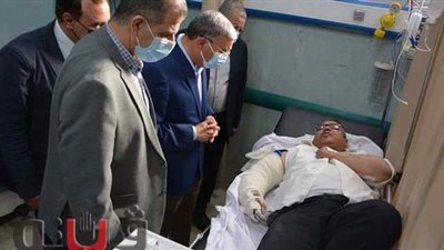 محافظ المنيا يطمئن علي رئيس مدينة أبوقرقاص عقب تعرضه لحادث مروري