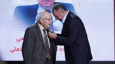 الأهلى يكرم المستشار محمود فهمي ويمنحه القلادة الذهبية