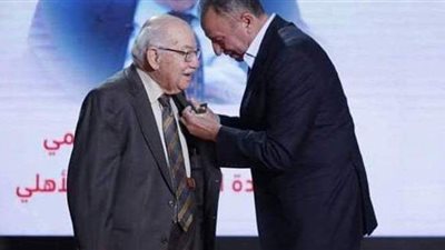 محمود فهمي بعد تكريمه بالقلادة الذهبية: لم أتقاض أجرًا عن عملي بالأهلي | فيديو