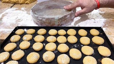 «الغالي يرخص لك».. كحك العيد في محال الحلويات بسعر متوسط