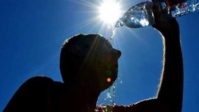 موجة حارة تشهدها البلاد وتحذيرات من الأرصاد.. كيف تحمي نفسك من الأشعة الضارة؟.. وأهم النصائح لحماية الجسم من الفطريات والتعرق