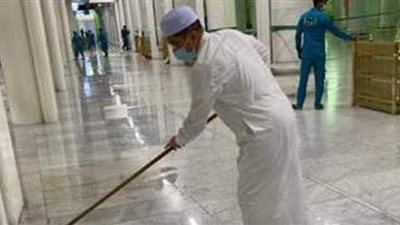 وزير ماليزي ينظف المسجد الحرام من آثار الأمطار مع عمال الحرمين