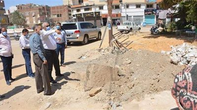 محافظ الوادي الجديد يتفقد أعمال تطوير ميداني البساتين بالخارجة