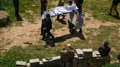 نقل ضحية لفيروس كورونا بالدراجة إلى مقر حرق الجثث في الهند | فيديو