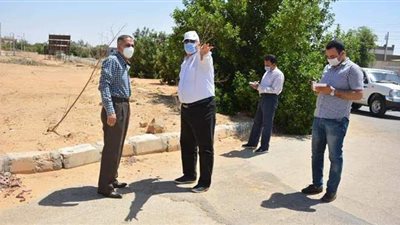 محافظ الوادي الجديد يتفقد المنطقة الصناعية الأولى بالخارجة