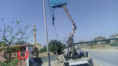 مراجعة الوصلات واستعدال أعمدة الإنارة بقرى مركز بلبيس