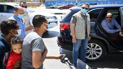 لفتة إنسانية.. السيسي يتوقف بسيارته للإطمئنان على أسرة تستقل دراجة بخارية | صور