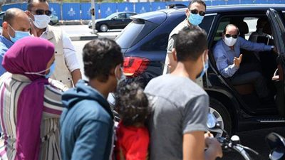 السيسي يتوقف بسيارته للتحدث مع أسرة مصرية| فيديو