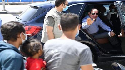 السيسي يتوقف بسيارته للتحدث مع أسرة مصرية تركب دراجة بخارية.. الرئيس: حرام عليك كده خطر جدا ومش لابس خوذة.. عاوز حاجة صحيح