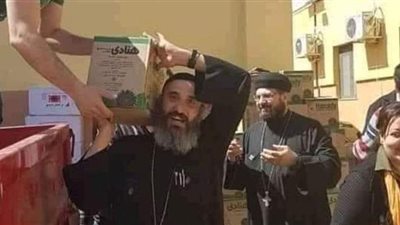 كهنة إسنا وأرمنت يوزعون كراتين رمضان على الأسر الأكثر احتياجا