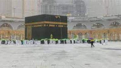 سقوط أمطار متوسطة على ساحات المسجد الحرام| فيديو