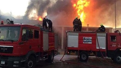 بسبب ماس كهربائي.. السيطرة على حريق مخزن كراتين ببني سويف