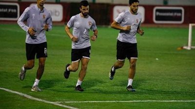 تدريبات تأهيلية لثلاثي الأهلي