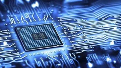 أزمة الرقاقات الإلكترونية تزداد حدة وتدفع الشركات لخفض الإنتاج