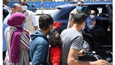 نشرة الأخبار وأبرزها: السيسي يتوقف بسيارته للتحدث مع أسرة مصرية.. وشروط إصدار بطاقة تموينية لأصحاب الأمراض المزمنة