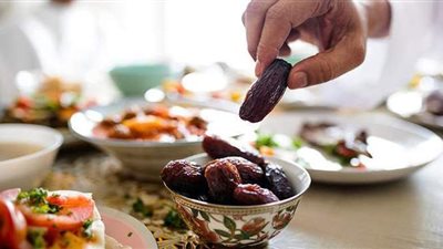 هل يرخص للعاجز وأصحاب الأمراض الإفطار في رمضان؟ الأزهر للفتوى يجيب | فيديو