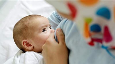 لتطوير جهازه المناعي.. أم تسمح لرضيعها بتناول التراب والحجارة | فيديو