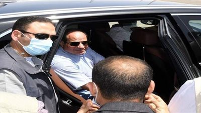 شاهد.. السيسي يتفقد المقر الجديد لسوق السيارات ويستمع لطلبات المواطنين