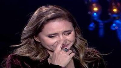 نيللي كريم تدخل في نوبة بكاء بسبب مرض والدتها| فيديو