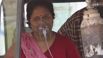 وفاة سيدة هندية بعد سحب أسطوانة الأكسجين منها وإعطائها لشخصية مهمة | فيديو