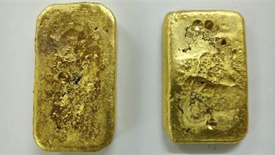 جمارك ارقين تضبط راكبا سودانيا حاول تهريب سبيكتين من الذهب