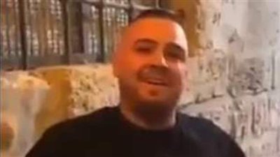 «نقشبندي» جديد في القدس.. فلسطيني يصدح «مولاي إني ببابك» في باحات الأقصى | فيديو