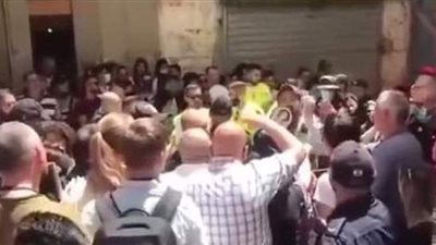 الأمن الإسرائيلي يعتدي على مصلين مسيحيين قرب كنيسة القيامة بالقدس