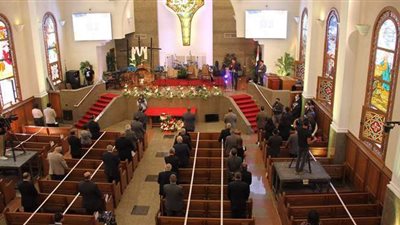 أجراس الكاتدرائية الأسقفية بالزمالك تدق معلنة بدء قداس عيد القيامة |صور