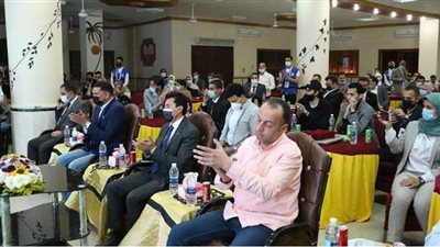 وزير الرياضة يتفقد نادي الحسينية ويلتقي أعضاء برلمان الشباب