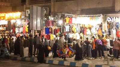 رغم كورونا وارتفاع الأسعار.. تزاحم المواطنين لشراء ملابس العيد بمطروح | صور