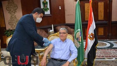 محافظ المنيا يتلقى لقاح كورونا ويناشد المواطنين بسرعة التسجيل للحصول عليه