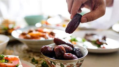 أسباب زيادة وزن البعض ونقصانه عند آخرين فى رمضان