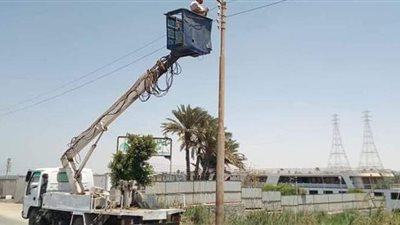 تركيب 31 لمبة وكشاف ليد وصيانة 50 أخرى ببنى محمد المنيا