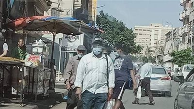 أهالي الإسكندرية يلتزمون بارتداء الكمامات تخوفا من غرامات كورونا
