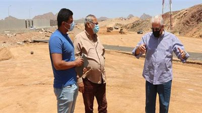 خالد فودة يتفقد مواقع العمل بتطوير الطريق الدائري الجديد بشرم الشيخ