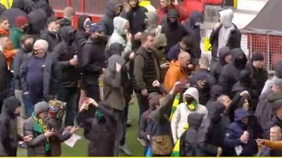 جماهير مانشستر يونايتد تقتحم ملعب أولد ترافورد قبل لقاء ليفربول